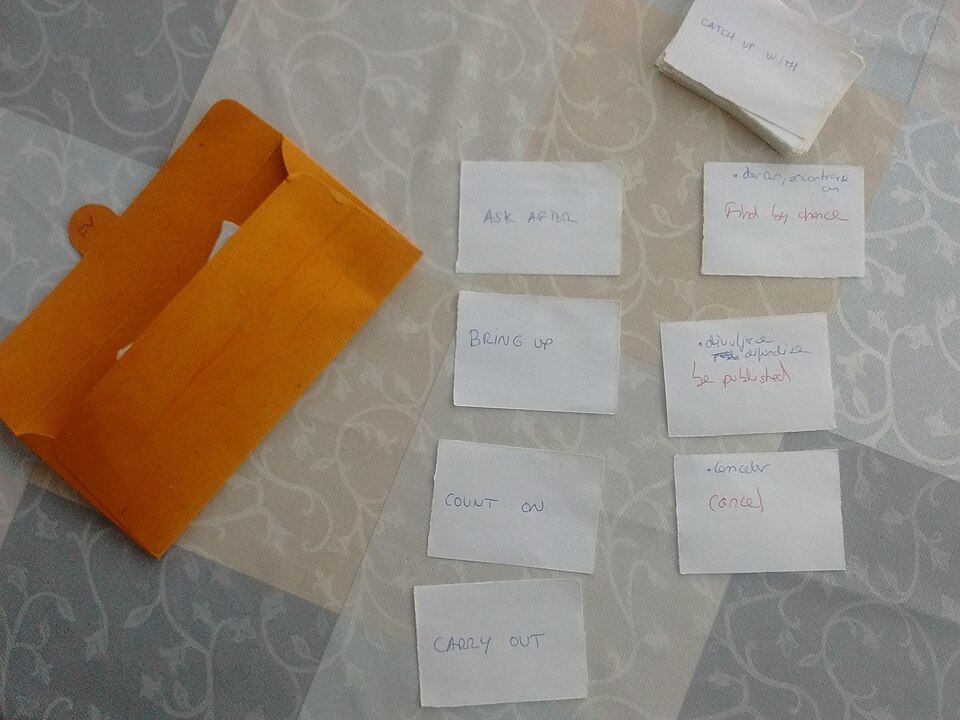 机に並べた手書きの単語カード