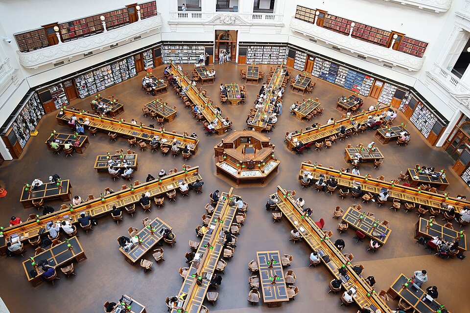 図書館の閲覧室に並ぶ机