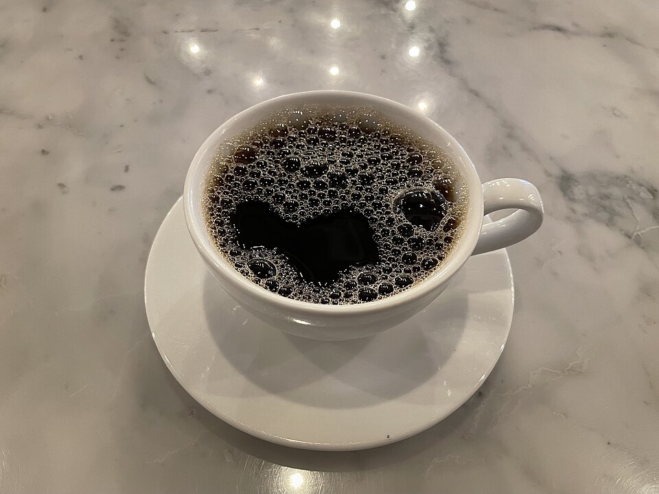 テーブルに置かれたコーヒーカップ