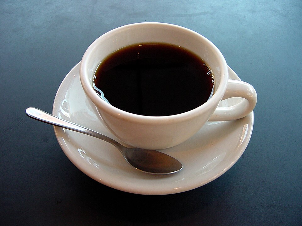 小さなカップに入ったコーヒー