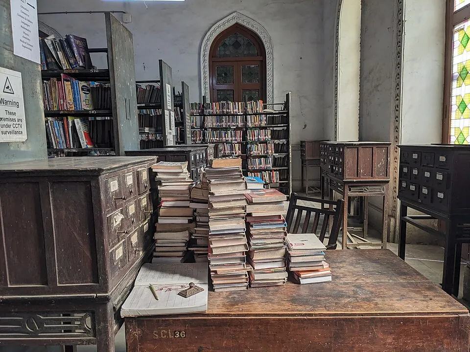 図書館の机に置かれた何冊かの本