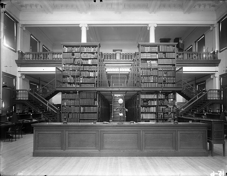 本棚が並ぶ古い図書館の閲覧カウンター