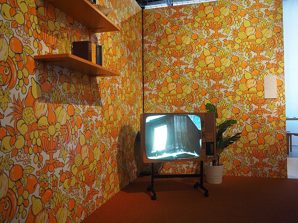 部屋に置かれた古いテレビ