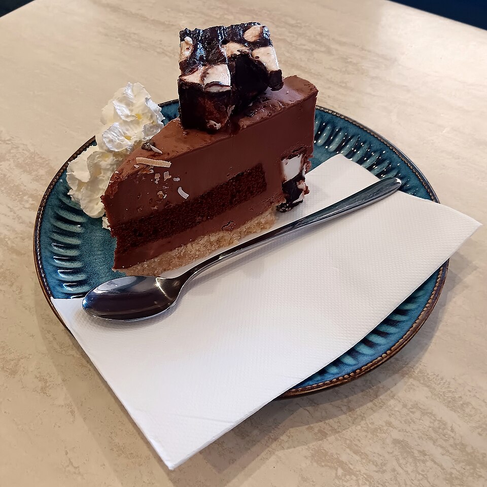 皿にのったチョコレートケーキとスプーン