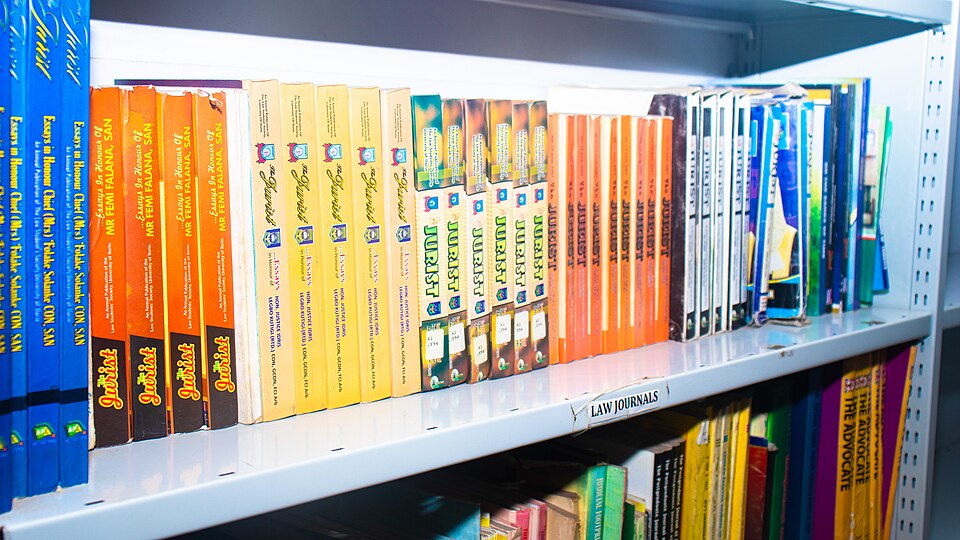 法律書が並ぶ本棚