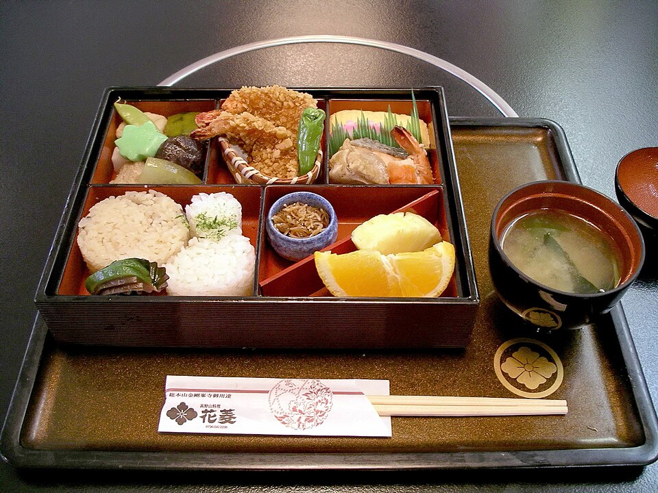 弁当箱に詰めた昼食