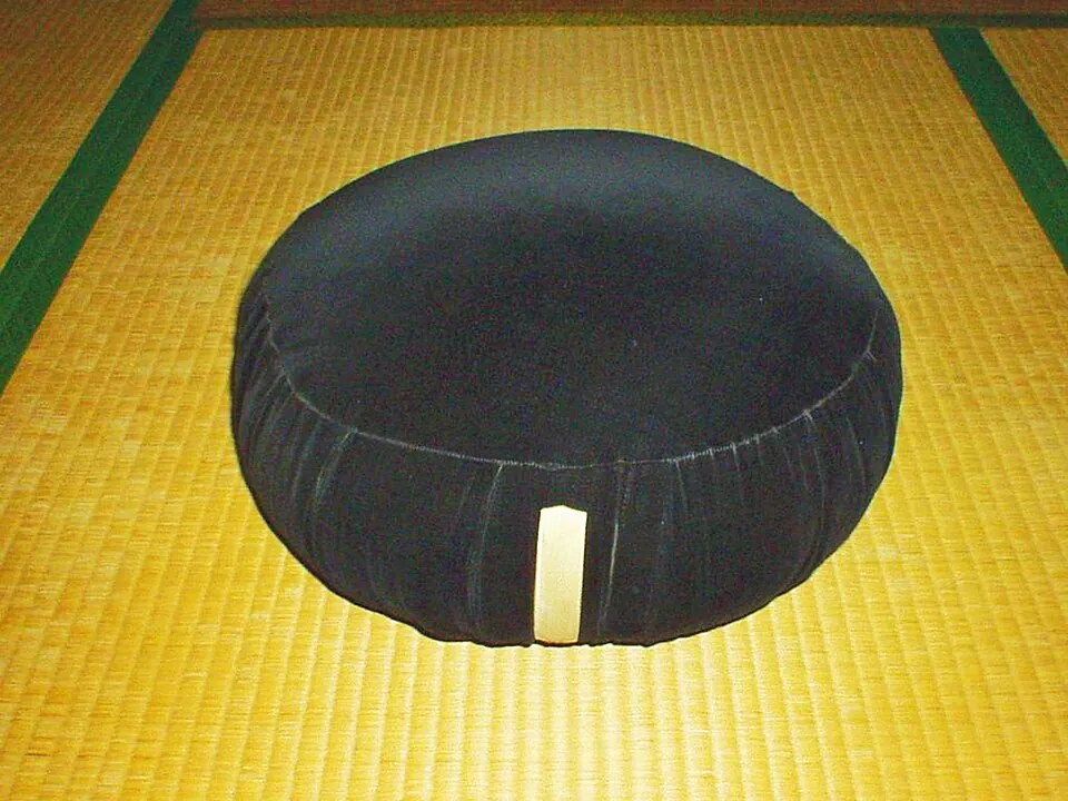 床に置かれた瞑想用のクッション