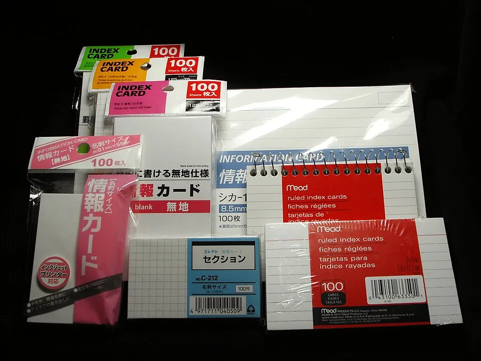 袋に入ったさまざまな大きさの情報カード（単語カードにも使える白いカード）