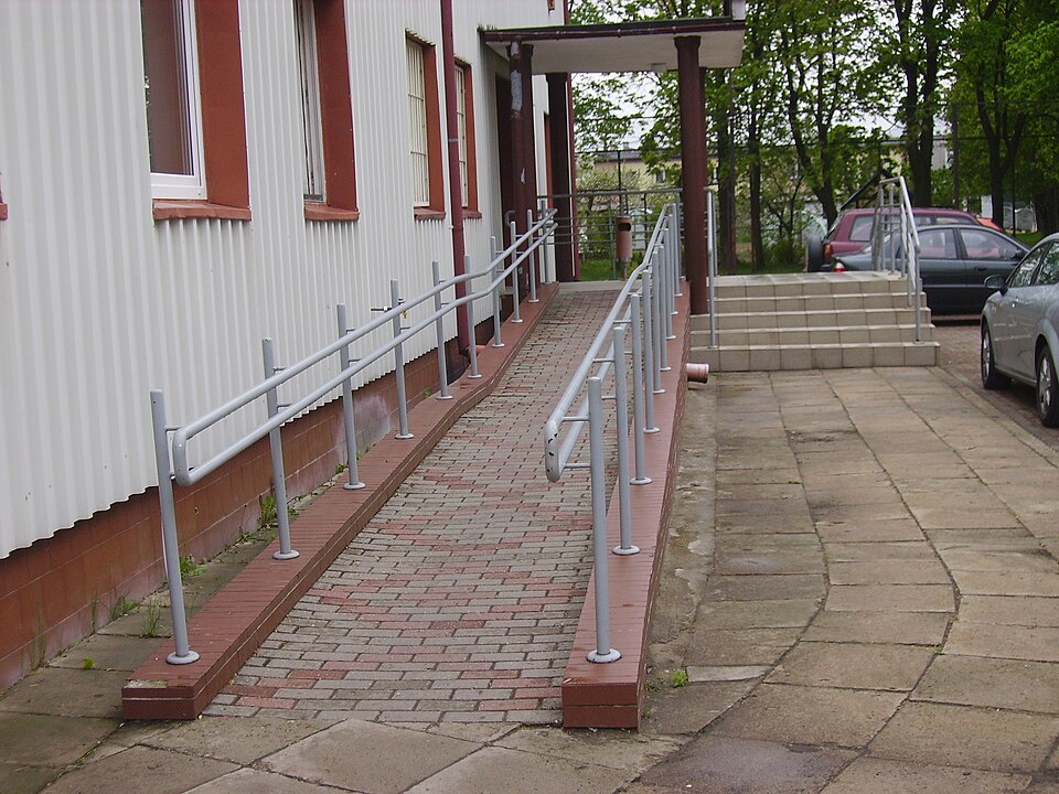 建物の入口へ続くスロープと階段
