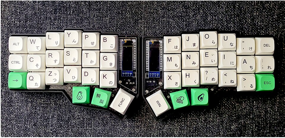 アルファベットとかなが刻まれたキーボード