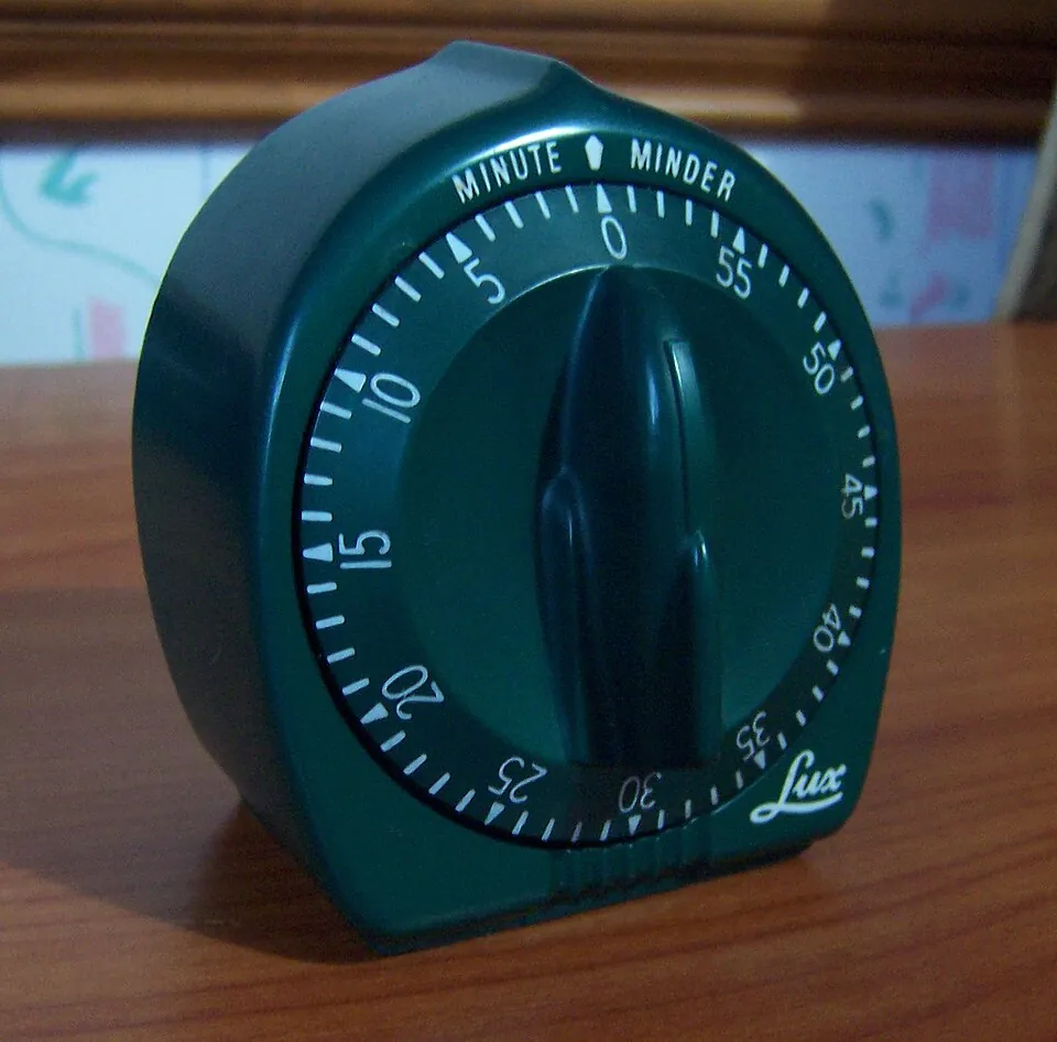 This is a Lux Minute Minder 60-minute mechanical clockwork timer, circa 1990s. Other Lux timers with the same style case (model 2428) can da