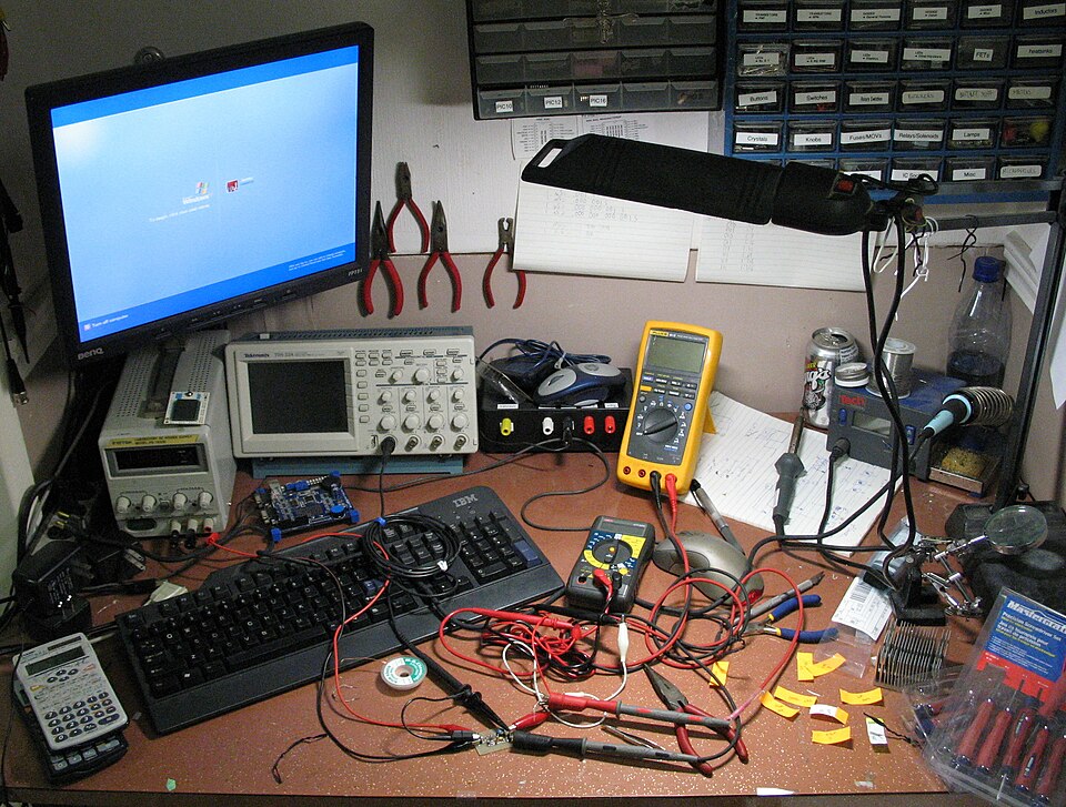 作業台に並ぶ工具