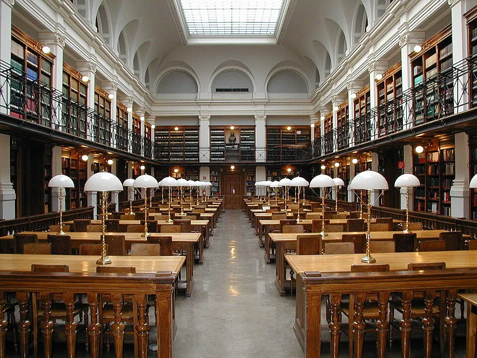 大学図書館の閲覧室