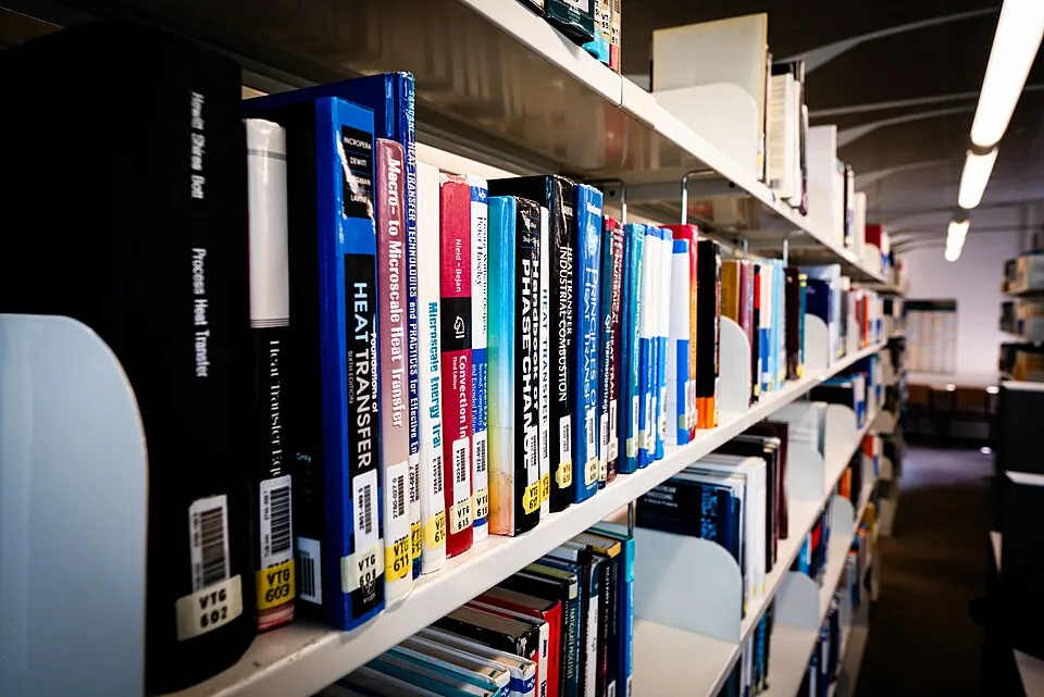 大学図書館の本棚