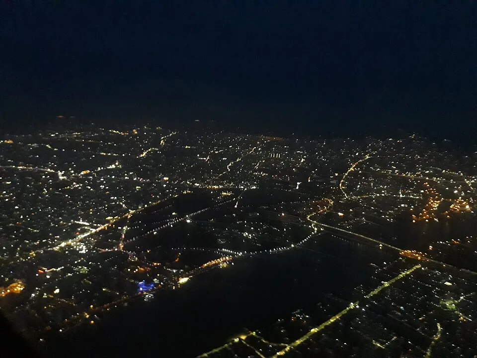 上空から見た夜の街の明かり