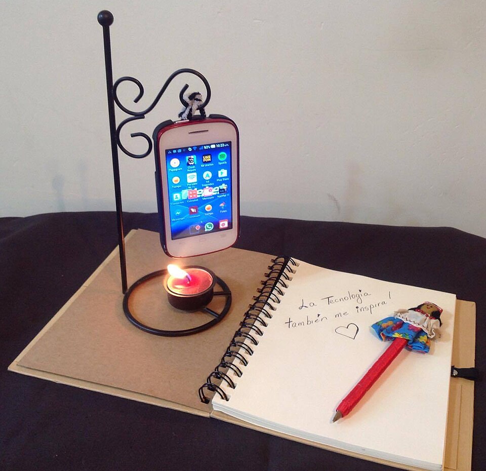机の上のスマートフォンとノート
