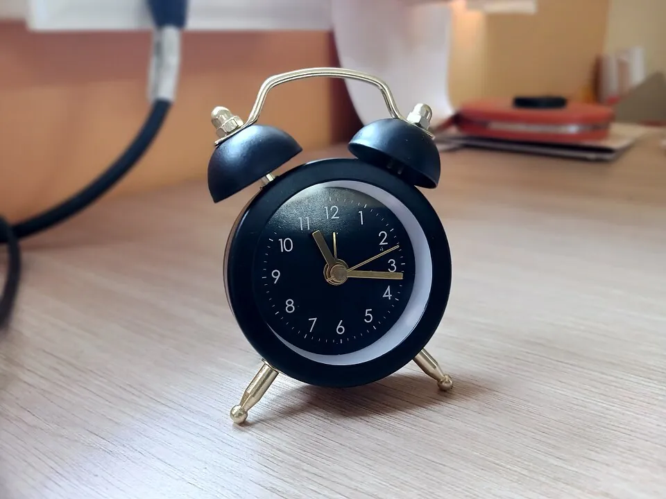 机の上の小さな目覚まし時計