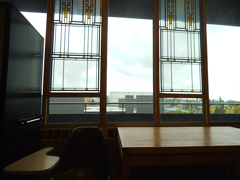 図書館の窓ぎわの机といす