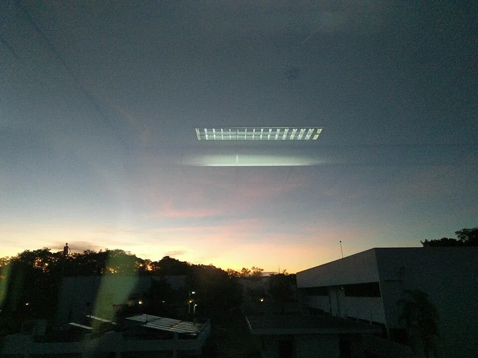 窓から見た夜明けの空