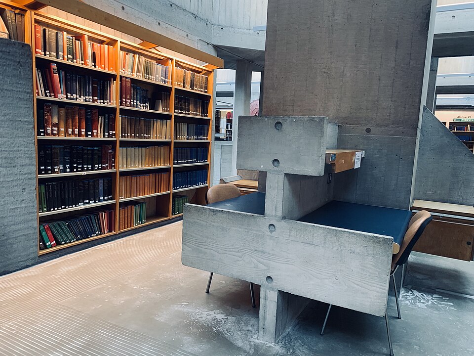 図書館の勉強机