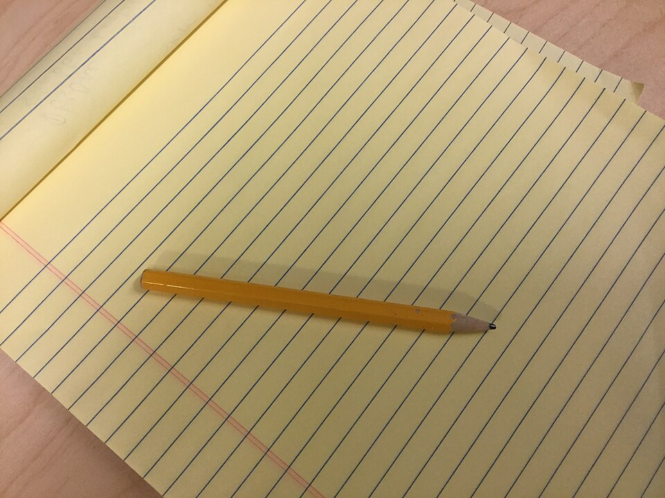 罫線入りのメモ帳と鉛筆