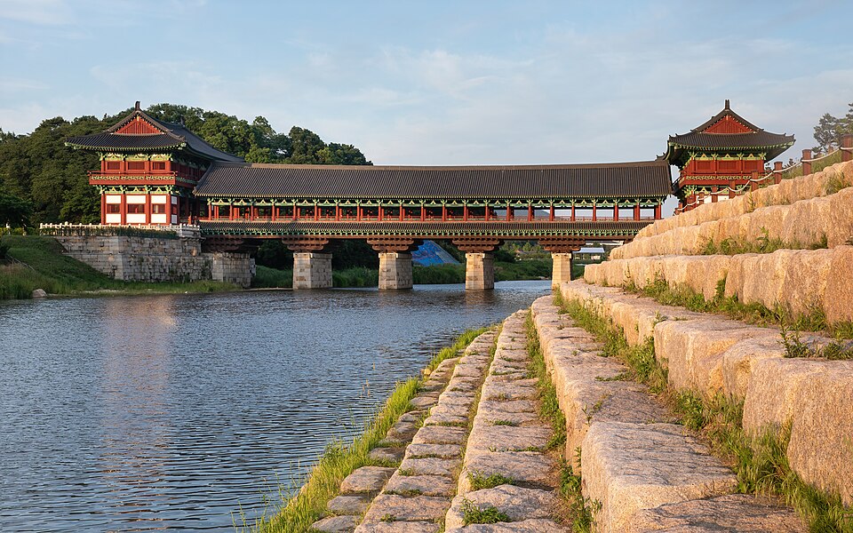 川岸の石の階段と橋